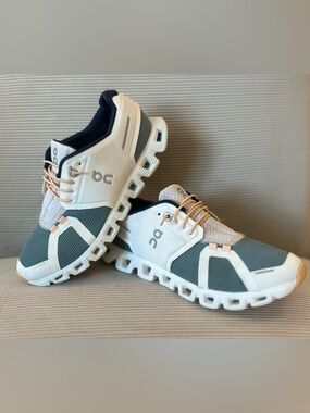 SOLDOn Running Women's Cloud 5 Push in the "White/Cobble" size 8